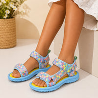 Sandales pour fille bleu clair avec lanières à damier multicolore, motif papillon et semelle confortable jaune.