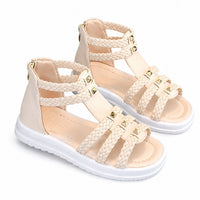 Sandales pour fille beige à lanières tressées, décorées de petits clous dorés et dotées d’une semelle épaisse blanche confortable.