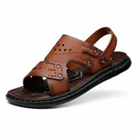Sandale homme marron en simili cuir, à brides larges, avec semelle noire épaisse et boucle arrière.
