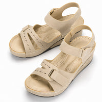 Sandales femme beige à scratch avec talon compensé, brides ajustables et semelle perforée pour un confort optimal.