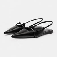 Sandale stylée noire avec bout pointu. La chaussure présente un design minimaliste en cuir noir brillant, un bout pointu allongé très élégant, une semelle plate, une bride arrière ouverte réglable avec boucle métallique noire, et une lanière supérieure fine noire. Finition très sophistiquée et épurée, présentée sur fond blanc.