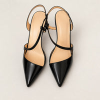 Paire d’escarpins noirs vernis à bout pointu, avec brides fines et intérieur beige.