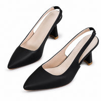 Sandale talon femme 5-7 cm noire au design ouvert. La chaussure présente un talon fin noir de 5-7 cm avec finition bois contrastante, un bout fermé pointu en cuir noir mat, une semelle plate beige, une bride arrière ouverte réglable en noir, des découpes latérales généreuses qui encadrent le pied créant un design très aéré et sophistiqué, doublure intérieure beige. Design très élégant et minimaliste. Présentées sur fond blanc.
