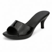 Sandale talon femme 5-7 cm sexy et ouverte noire. La chaussure présente un talon fin noir d'environ 5-7 cm de hauteur avec doublure intérieure légèrement incurvée très confortable, une semelle plateforme plate noire, un design très minimaliste et ouvert avec simple bande de pied en cuir laqué noir brillant, style très épuré et sophistiqué de type mule, design très féminin et élégant. Présentée sur fond blanc.