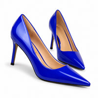 Sandale talon femme 7-10 cm brillante de style escarpin bleu royal. La chaussure présente un talon très fin et très haut bleu de 7-10 cm de hauteur avec base noire, un bout fermé pointu extrêmement pointu et élancé, une matière laquée brillante bleu électrique/royal très brillante et réfléchissante, une semelle plate beige-taupe contrastante, doublure intérieure beige, design très épuré, sophistiqué et féminin inspiré de l'escarpin classique. Présentées sur fond blanc.
