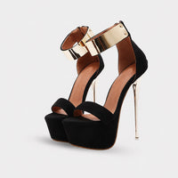 Sandale talon haut femme avec lanière et talon dorés noir-crème. La chaussure présente un talon très fin et très haut doré-champagne d'environ 12-14 cm, une semelle plateforme ultra-épaisse en velours noir très volumineux, une bande de pied en velours noir épais, une lanière/bride de cheville spectaculaire en cuir crème-beige ornée d'un large anneau/ceinture métallisé doré très brillant, doublure intérieure en cuir caramel contrastant, design très luxueux, sophistiqué et spectaculaire. Présentée sur fond bl