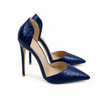 Sandale Bleu Marine à Talon avec Motifs Effet Crocodile avec finition texturée effet crocodile, bout pointu, talon aiguille haut et design élégant pour les soirées et occasions spéciales.