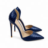 Sandale Bleu Marine à Talon avec Motifs Effet Crocodile avec finition texturée effet crocodile, bout pointu, talon aiguille haut et design élégant pour les soirées et occasions spéciales.