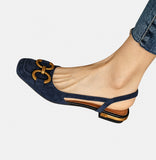 Sandale Bleu Marine Élégante à Talon Bas et Carré, en daim bleu marine, bout carré, bride arrière ouverte, boucle métallique décorative et petit talon carré élégant