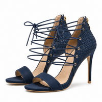 Sandale Bleu Marine Élégante à Talon et Fermeture à Zipper avec laçage fin entrecroisé, empiècement tressé, bout ouvert, fermeture zippée arrière et talon aiguille pour un style élégant et féminin.
