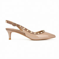 Sandale Cloutée Luxueuse et Durable beige avec fine bride ornée de clous pyramidaux dorés, bride arrière réglable, bout pointu et petit talon élégant pour un style chic et raffiné.
