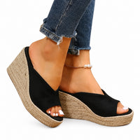 Sandale Compensée Femme Ouverte et Design noire avec large bride, bout ouvert, talon compensé effet corde tressée et plateforme confortable pour un style estival élégant.