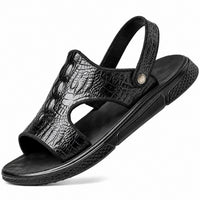 Sandale Cuir Homme Effet Peau de Crocodile noire avec bride arrière pivotante, texture effet crocodile, bout ouvert et semelle antidérapante confortable pour un usage quotidien.