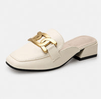Sandale Femme Beige et Luxueuse avec Talon, style mule à bout fermé, finition en cuir beige, boucle métallique dorée décorative et talon carré élégant
