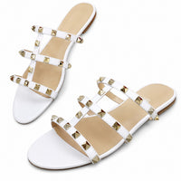 Sandale Femme Blanche Cloutée avec Mini Talon avec fines brides ornées de clous pyramidaux dorés, bout ouvert, petit talon et design élégant pour un style chic et raffiné.