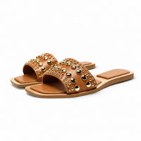 Sandale Femme Cloutée Marron et Plate avec large bride ornée de clous et rivets dorés, bout ouvert, semelle plate confortable et design élégant pour un style estival tendance.