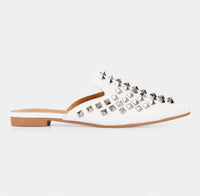 Sandale Femme Cloutée et Pointue avec Mini Talon blanche, style mule à bout pointu, ornée de clous métalliques pyramidaux et petit talon élégant