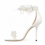 Sandale Femme Mariage avec Lanières en Forme de Cristaux, blanche à talons aiguilles, brides ornées de cristaux transparents, bout ouvert et design luxueux