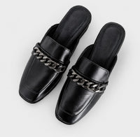 Sandale Femme Noire à Talon à Bout Carré, style mule en cuir noir, bout carré, chaîne métallique décorative et talon carré élégant
