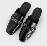 Sandale Femme Noire à Talon à Bout Carré, style mule en cuir noir, bout carré, chaîne métallique décorative et talon carré élégant