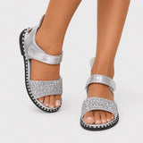 Sandale Fille Argentée Avec Oreilles de Lapin avec finition brillante à paillettes, brides ajustables, semelle plate confortable et détails fantaisie pour un style élégant et ludique.