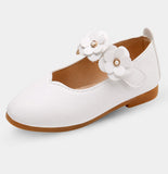 Sandale Fille Style Ballerine Blanche avec Fermeture à Scratch, ornée de deux fleurs blanches sur la bride, semelle camel et bout rond