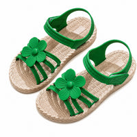 Sandale Fille avec Fleur Verte Mignonne avec fleur décorative verte, brides ajustables, semelle beige tressée confortable et design estival adorable pour les journées ensoleillées.