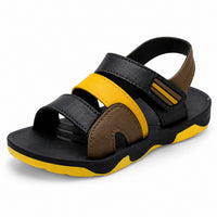 Sandale Garçon d'Été en Cuir avec Scratch noire, jaune et marron avec brides à scratch réglables, bride arrière de maintien, semelle antidérapante et design confortable pour les activités estivales.