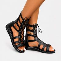 Sandale Gladiateur Lacet noire, avec lanières style gladiateur, lacets à nouer sur le devant, semelle plate confortable et design élégant