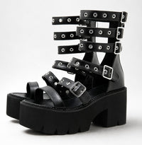 Sandale Gladiator Style Plateforme à Talon noire, avec multiples brides réglables à boucles, semelle plateforme épaisse crantée et design audacieux