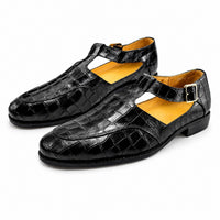 Sandale Homme de Style Crocodile en Cuir noire avec finition effet peau de crocodile, bout fermé, boucle de réglage, semelle confortable et design élégant pour les occasions habillées et le quotidien.