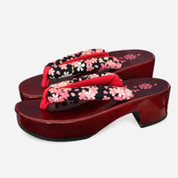 Sandale Japonaise Style Tong avec Imprimé Floral, semelle compensée en bois rouge, bride entre-doigts ornée de fleurs de cerisier et design traditionnel japonais