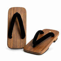 Sandale Japonaise Traditionnelle Style Geta en bois marron avec semelle surélevée, lanières noires en tissu et design traditionnel japonais inspiré des geta.