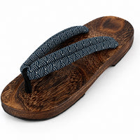Sandale Japonaise en Bois et Antidérapante avec semelle en bois foncé, lanières en tissu noir à motif japonais, conception antidérapante et style traditionnel pour un confort quotidien.