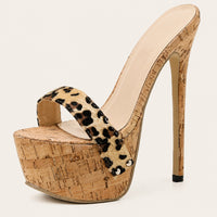 Sandale Leopard Style Mule avec Talon Haut, bride imprimée léopard, plateforme effet liège, talon aiguille haut et design élégant