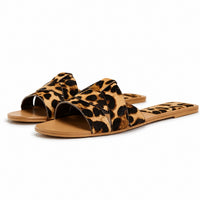 Sandale Leopard Style Pantoufle Élégante avec imprimé léopard, larges brides croisées, bout ouvert, semelle plate confortable et design chic pour les tenues estivales.