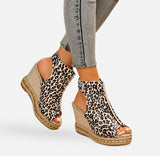 Sandale Leopard avec Talon Compensé et Fermeture à Scratch, imprimé léopard, bout ouvert, semelle compensée effet corde, fermeture à scratch et design confortable