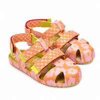 Sandale Méduse Bébé avec Fermeture à Scratch avec motif floral, brides réglables à scratch, bout fermé ajouré et semelle confortable pour les journées d’été.
