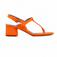 Sandale Orange à Talon avec Lanière en T avec fine bride entre-doigts, bride réglable à la cheville, talon carré confortable et design minimaliste élégant pour les tenues estivales.