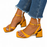 Sandale Orange à Talon Épais et Carré avec fines brides croisées, bride réglable à la cheville, bout carré ouvert et talon bloc confortable pour un style moderne et élégant.