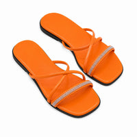 Sandale Orange avec Lanières Fines et Croisées avec fines brides entrecroisées, détail brillant décoratif, bout carré ouvert, semelle plate et design élégant pour les tenues estivales.