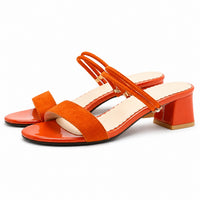 Sandale Orange avec Talon et Lanières avec large bride avant, fines lanières de maintien, talon carré confortable, bout ouvert et design élégant pour les tenues estivales et les occasions habillées.
