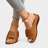 Sandale Orthopédique Femme Compensée et Respirante marron, à large bride perforée avec boucle décorative, semelle compensée ergonomique et design confortable