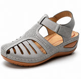 Sandale Orthopédique Femme Compensée et Ouverte, avec tige ajourée respirante, bride réglable à scratch, semelle compensée ergonomique et design confortable pour un usage quotidien