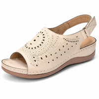 Sandale Orthopédique Femme Semi-Ouverte avec Motifs beige avec découpes décoratives ajourées, bride arrière de maintien, bout ouvert et semelle compensée confortable pour un usage quotidien.
