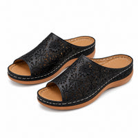 Sandale Orthopédique Femme Style Claquette avec Motifs noire avec découpes florales ajourées, bout ouvert et semelle compensée confortable pour un style élégant au quotidien.