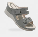 Sandale Orthopédique Femme Style Décontracté gris clair, avec doubles brides réglables, semelle compensée ergonomique et design confortable pour un usage quotidien