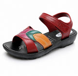Sandale Orthopédique Femme Style Moderne avec Lanières multicolores, avec brides croisées colorées, bride arrière réglable à scratch, semelle ergonomique confortable et design décontracté