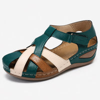 Sandale Orthopédique Femme Style Romaine Moderne avec brides croisées vertes, beiges et marron, fermeture ajustable, semelle compensée confortable et design moderne pour un usage quotidien.