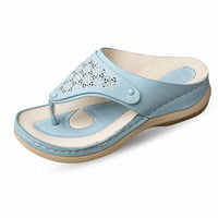 Sandale Orthopédique Femme Style Tong Décontractée bleu clair, avec bride entre-doigts ajourée, semelle ergonomique confortable et design léger pour un usage quotidien